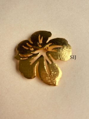 Gold Finish Flower Saree Pin