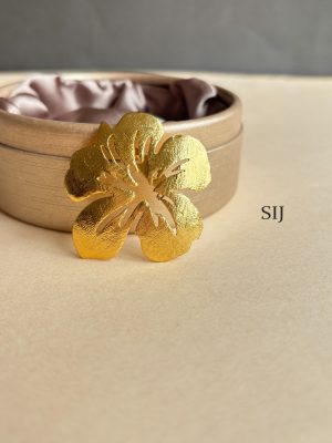 Gold Finish Flower Saree Pin