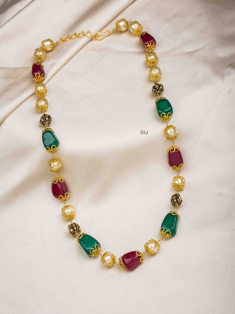 Single Layer Pearl Necklace with Red and Green Beads