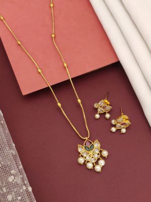 Write about 100 words with less adjectives and suitable for all traditional dress with in 2 paragraphs of Kemp Lotus Chain