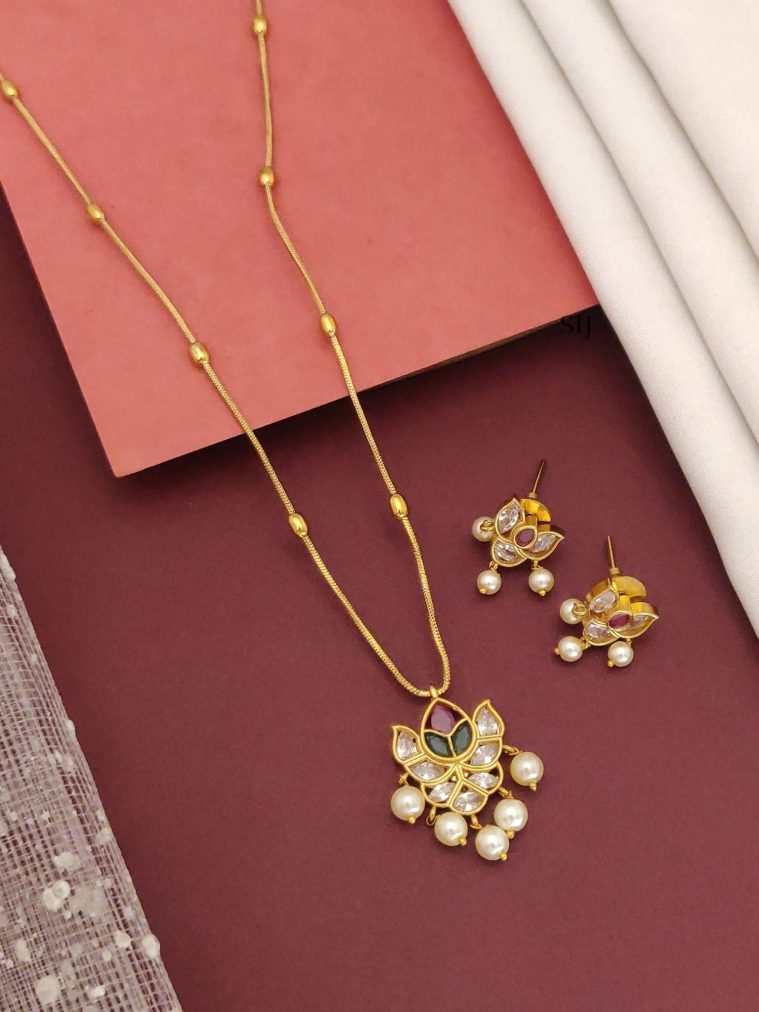 Write about 100 words with less adjectives and suitable for all traditional dress with in 2 paragraphs of Kemp Lotus Chain