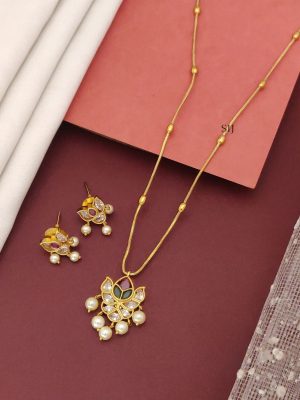 Write about 100 words with less adjectives and suitable for all traditional dress with in 2 paragraphs of Kemp Lotus Chain