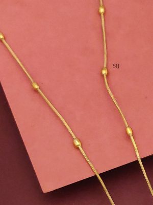 Write about 100 words with less adjectives and suitable for all traditional dress with in 2 paragraphs of Kemp Lotus Chain